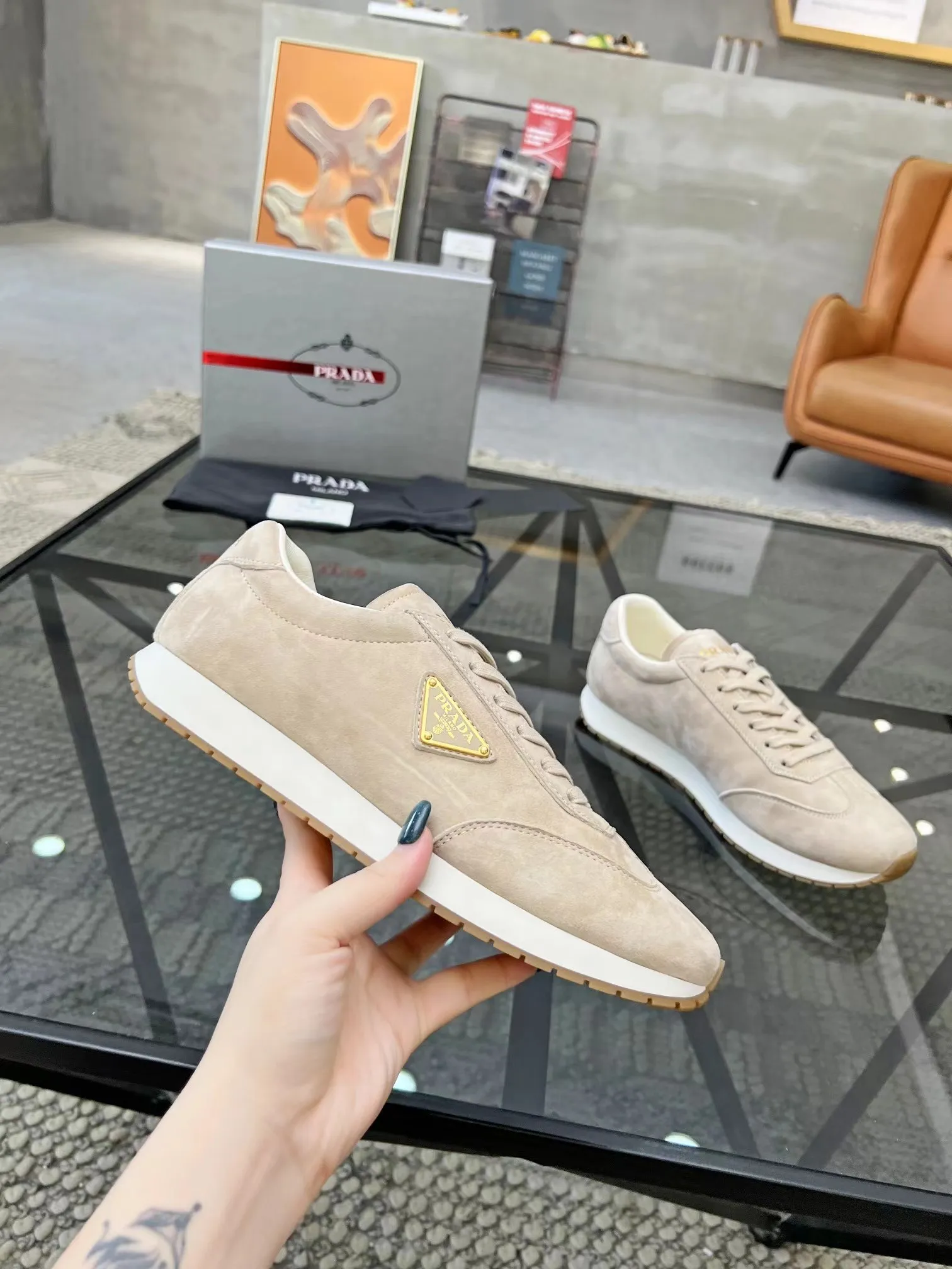 P400 38-45 Prada Prada’s new men’s leather sneakers, the highest version on the market, any comparison is welcome🆚! The original leather has excellent texture and is super high-end! Fetal sheep net lining imported from Italy, removable pad! Luxurious materials and fine workmanship, highly recommended!